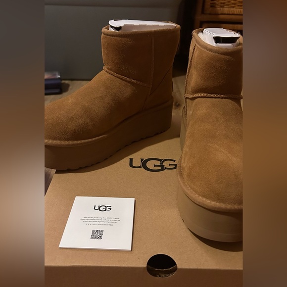 Lotsa UGGS! UGH I went a little nuts buying UGGS! These are Decker Uggs.. Size7 - Picture 9 of 12